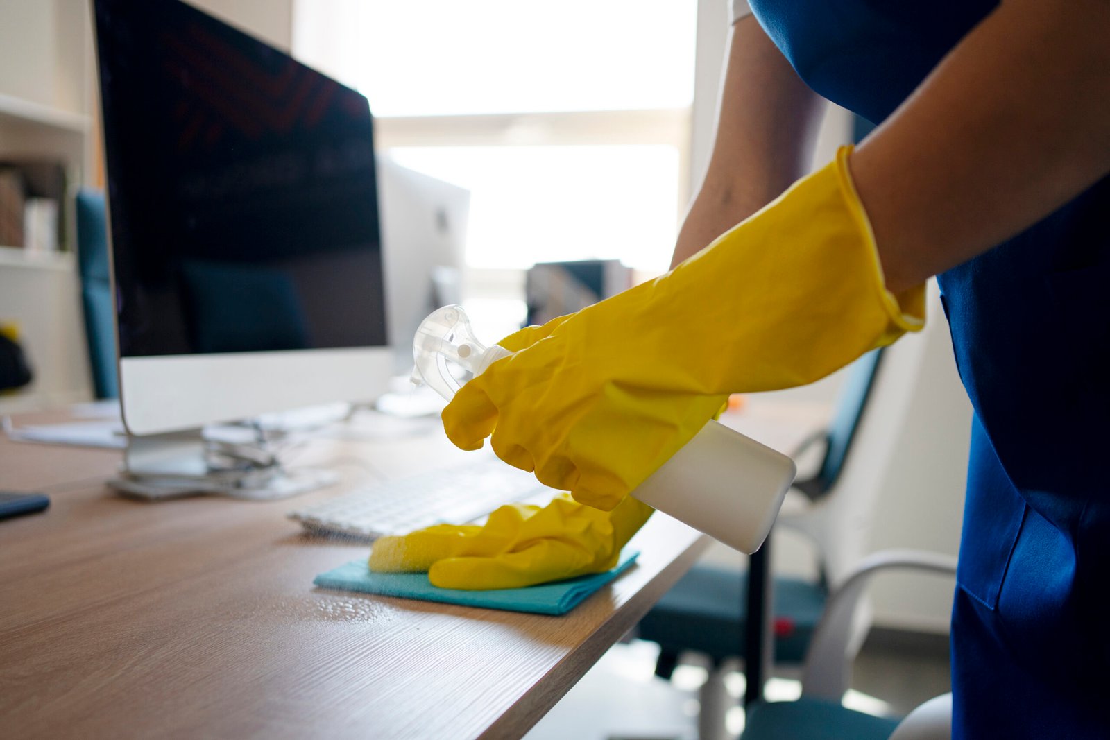 Staycare group professional-cleaning-service-person-cleaning-office